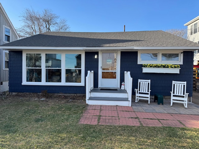 view of front of property featuring a front lawn