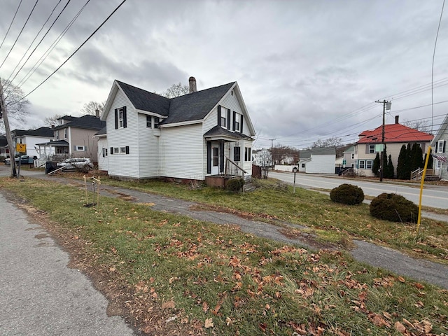 view of side of property featuring a lawn