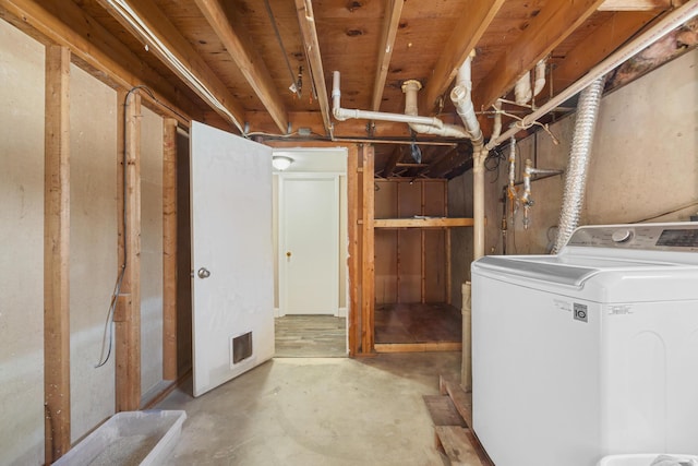 basement with washer / dryer