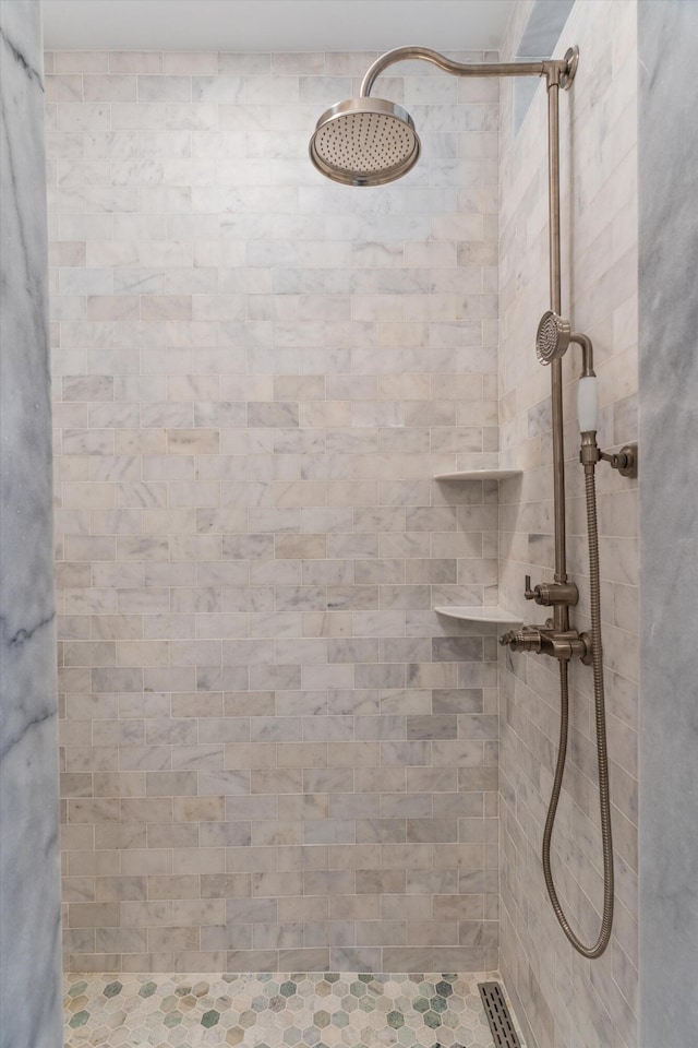 bathroom featuring tiled shower