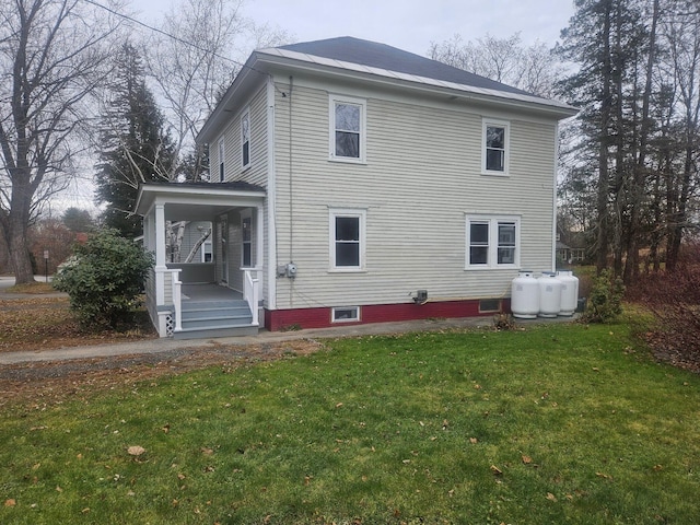 back of house featuring a yard