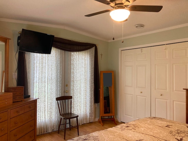 bedroom with a closet, crown molding, ceiling fan, and light hardwood / wood-style floors