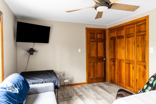 bedroom with ceiling fan, light wood-type flooring, and a closet