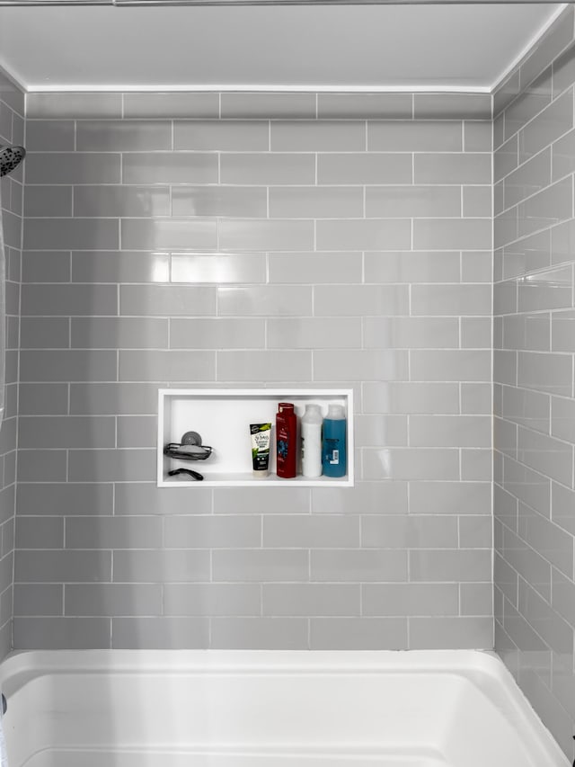 bathroom featuring tiled shower / bath combo