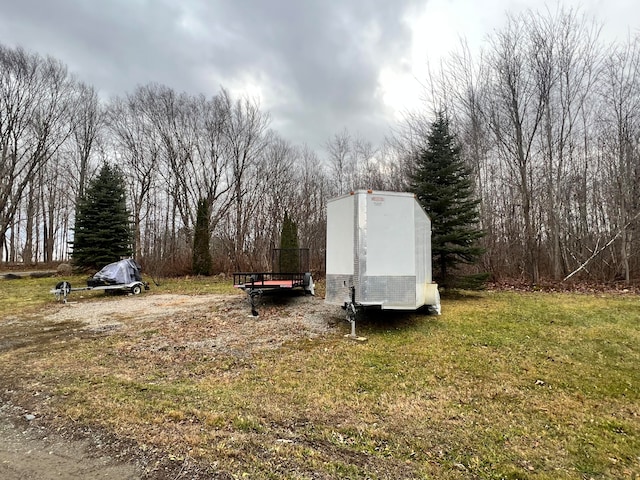 view of yard featuring a storage shed