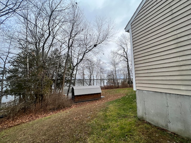 view of yard with an outbuilding