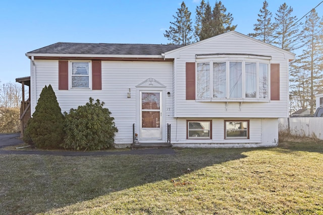 split foyer home featuring a front yard