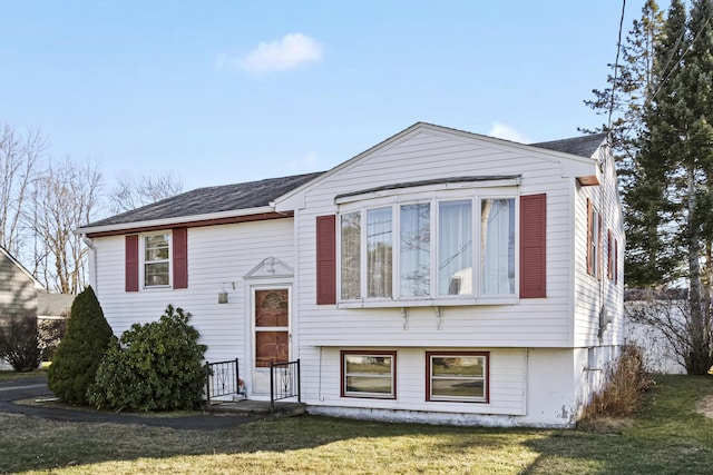 bi-level home featuring a front lawn