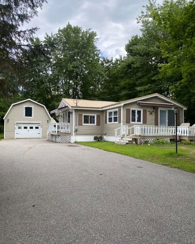 view of front of home featuring an outbuilding and a garage