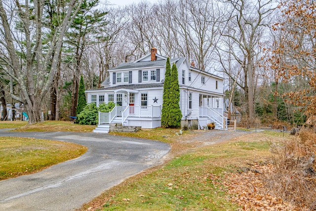 view of front of property with a front lawn