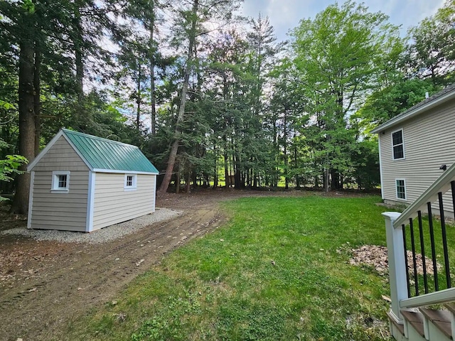 view of yard featuring a storage unit