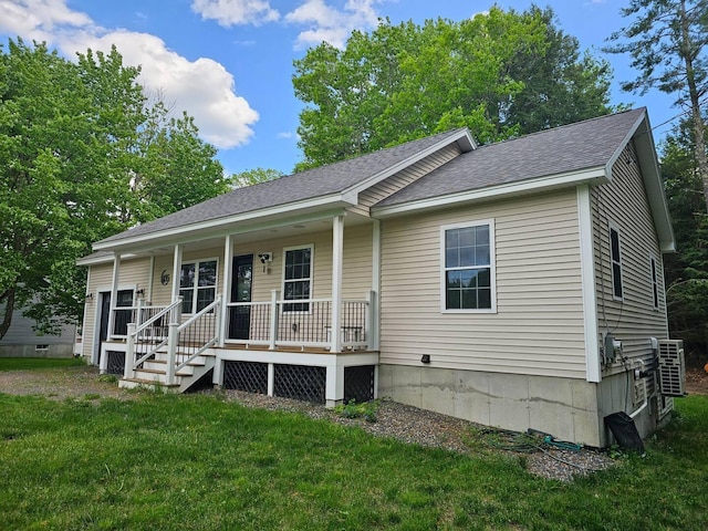 view of front of property featuring covered porch and a front lawn