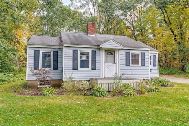 view of front of house featuring a front lawn