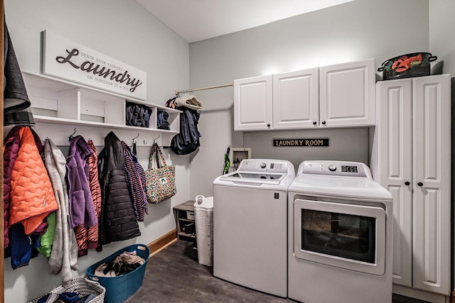 laundry room featuring cabinet space, baseboards, and washing machine and clothes dryer