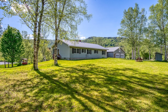 view of yard featuring an outdoor structure