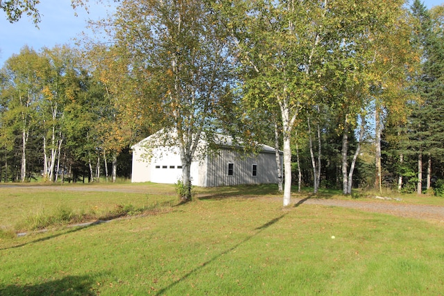 view of yard featuring an outdoor structure and a garage