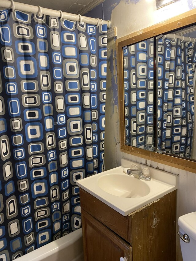 full bathroom featuring shower / tub combo with curtain, vanity, and toilet