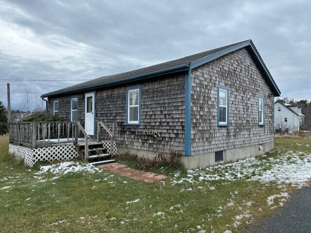 view of front of property with a front lawn