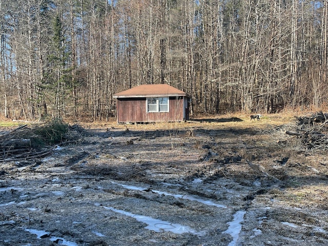 view of yard featuring a storage shed