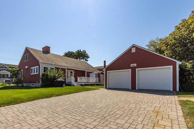 view of front of property featuring covered porch and a front lawn