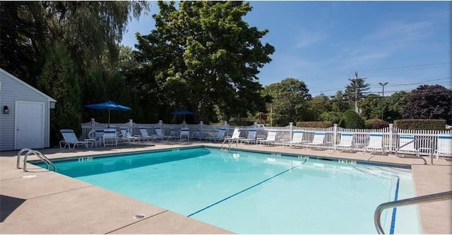 view of swimming pool featuring a patio