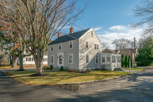 view of front of house featuring a front lawn