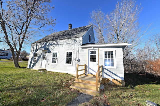 view of front facade featuring a front lawn