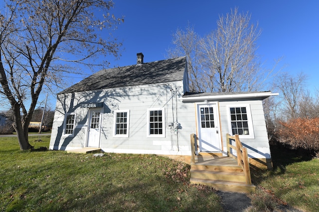 view of front of house with a front lawn