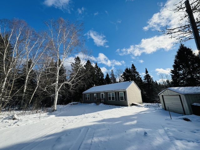 view of front of home featuring an outbuilding and a detached garage