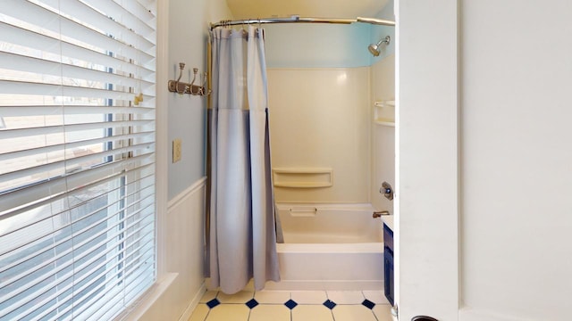 bathroom with shower / tub combo with curtain