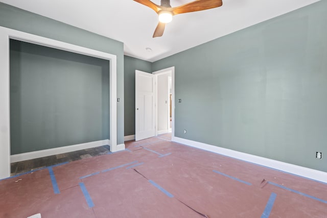 unfurnished bedroom featuring ceiling fan and a closet