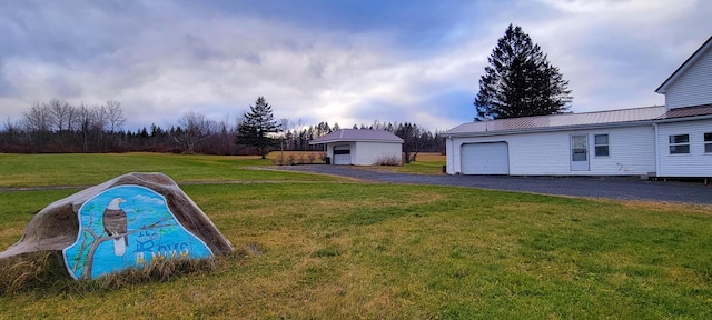 view of yard with an outbuilding