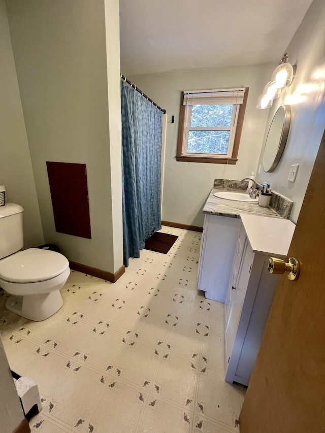 bathroom featuring a shower with curtain, vanity, and toilet