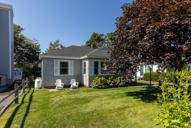 view of front facade with a front lawn