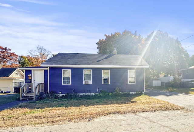 view of front facade featuring a front yard