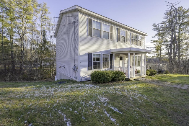 view of front of house featuring a front lawn