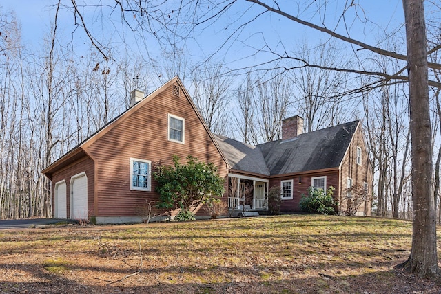 view of front of property featuring a front lawn and a garage