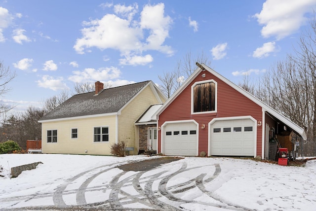 view of front of home featuring an outdoor structure and a garage