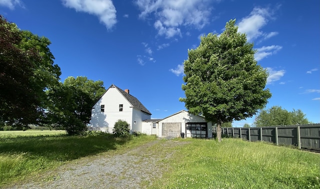 view of yard with an outdoor structure