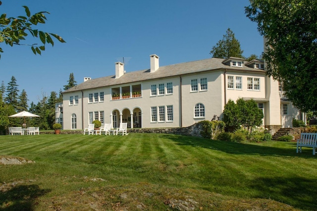 back of house featuring a lawn