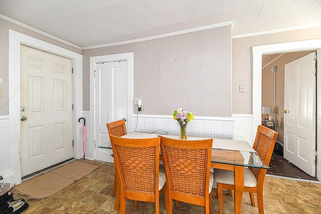 dining area with ornamental molding