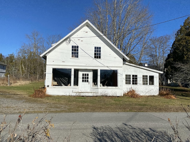 view of front of property with a front lawn