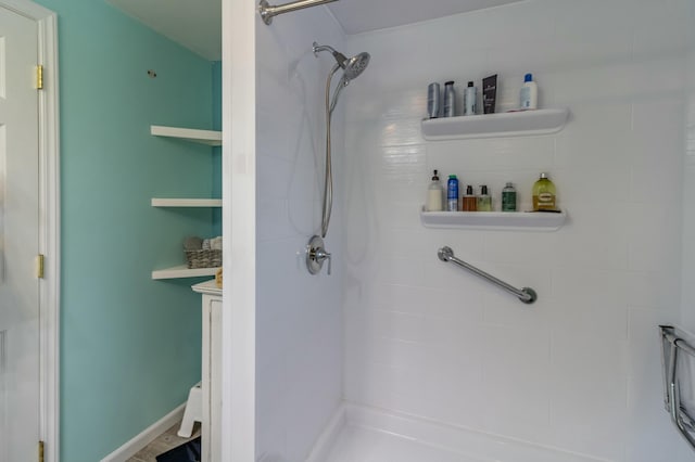 bathroom featuring tiled shower