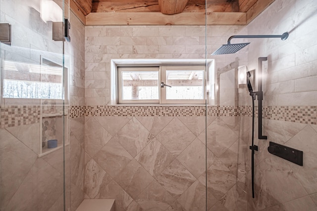 bathroom featuring a tile shower