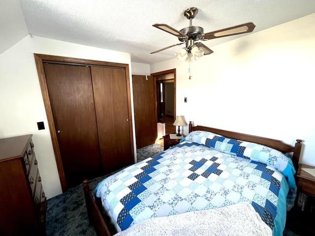 bedroom with ceiling fan, a textured ceiling, and a closet