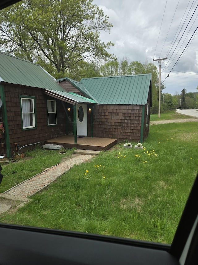 view of front of home featuring a front lawn