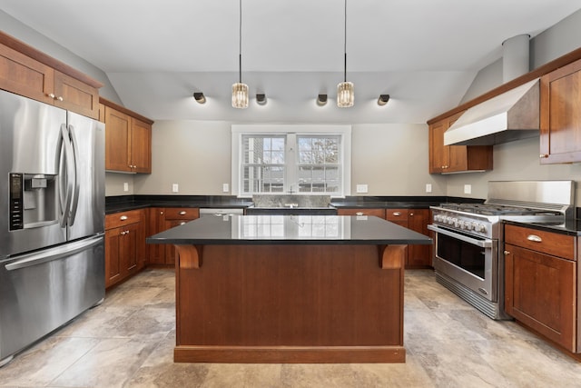 kitchen with stainless steel appliances, a kitchen island, premium range hood, and lofted ceiling