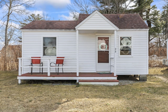 view of front of home with a front yard