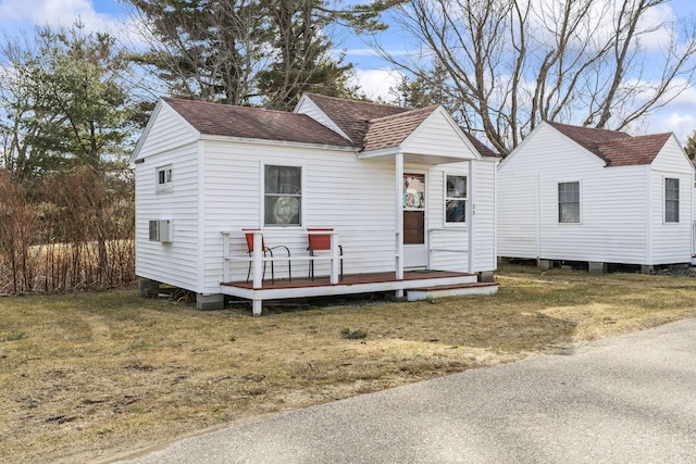 view of front of house featuring a front yard