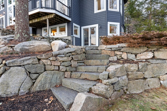 18 Sheehans Island Rd, Raymond, ME 04071 - view of exterior entry featuring a balcony